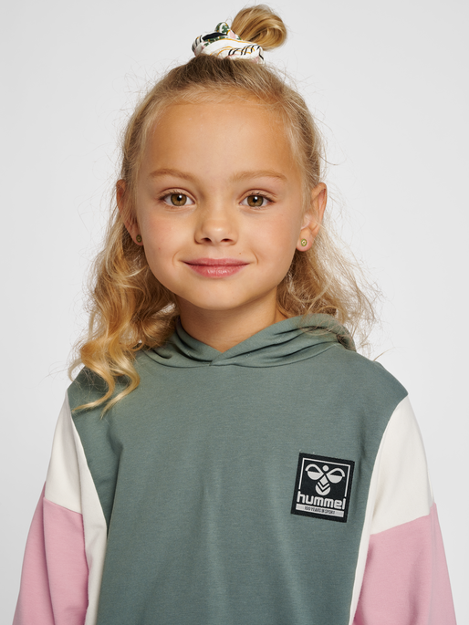 hmlPALOMI HOODIE, 6575, model