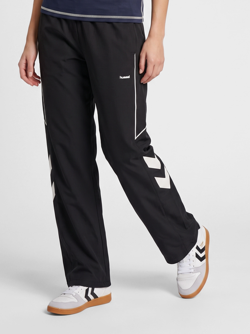 hmlI-D RIPSTOP TRACK PANTS, BLACK BEAUTY, model