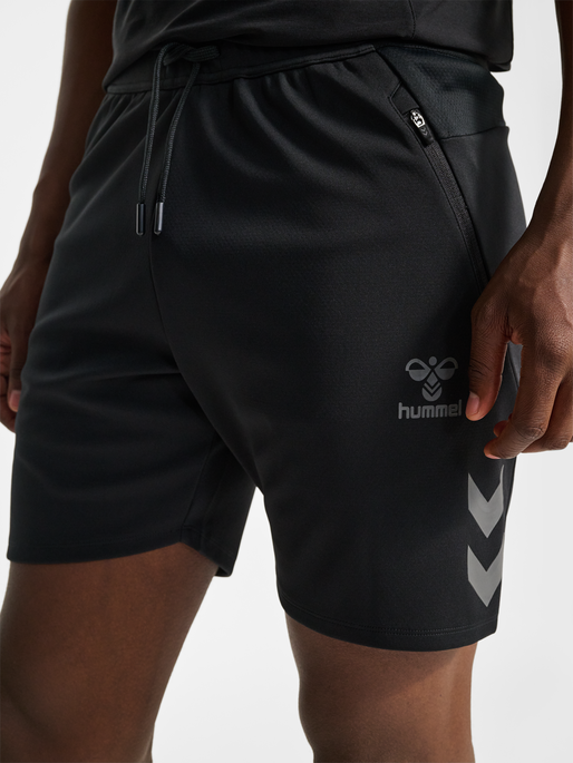 hmlCIMA 2.0 SHORTS, BLACK, model