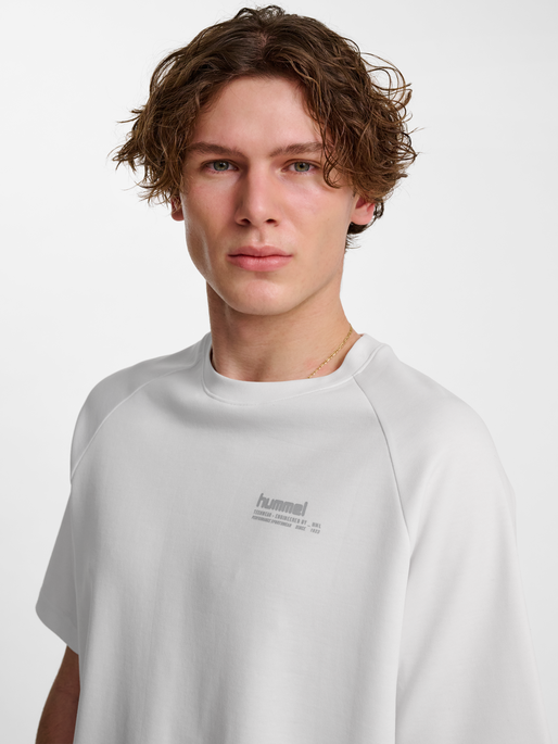 hmlTECH LOOSE T-SHIRT, WHITE, model