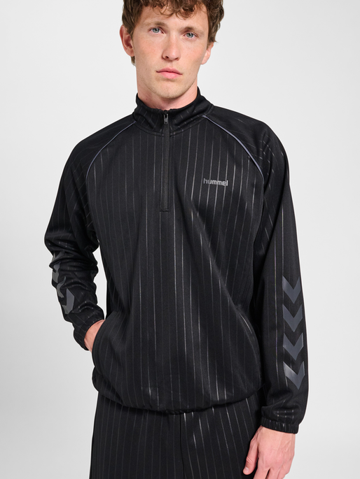 hmlSTRIPE HALFZIP, BLACK, model