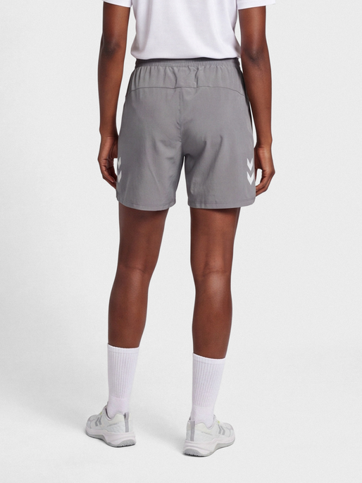 hmlLEAD 2.0 WOVEN SHORTS WOMAN, STEEL GRAY, model