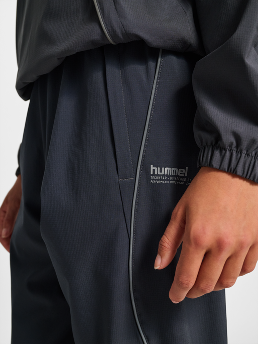 hmlPULSE WOVEN W PANTS, EBONY, model