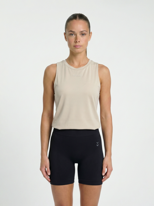 hmlVANJA TECH TOP, OVERCAST, model