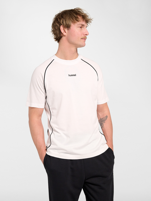 hmlPITCH REST DAY T-SHIRT S/S, WHITE, model