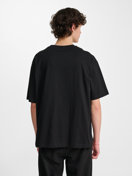 hmlLOOSE T-SHIRT BEE S/S, BLACK, model
