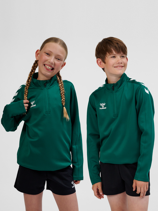hmlCORE XK HALF ZIP POLY SWEAT KIDS, EVERGREEN, model