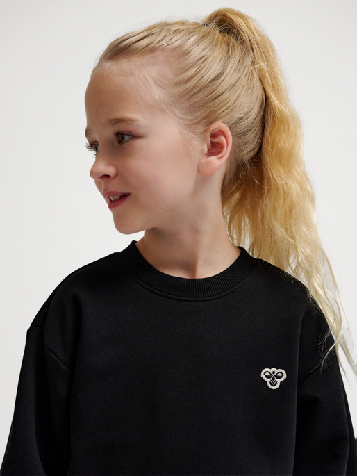 hmlJR LOOSE CREWNECK BEE, BLACK, model
