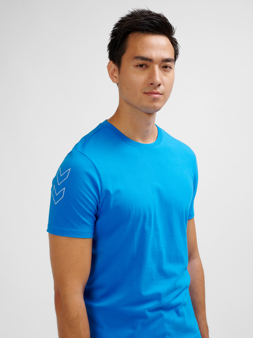 hmlELEMENTAL CHEVRON COTTON TEE, INDIGO BUNTING, model