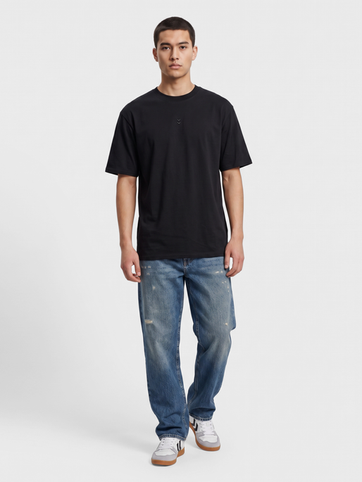 hmlPULSE PREMIUM T-SHIRT S/S, BLACK, model
