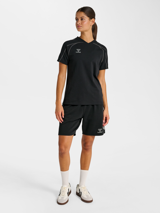 hmlMOVE 2.0 T-SHIRT S/S WOMAN, BLACK, model