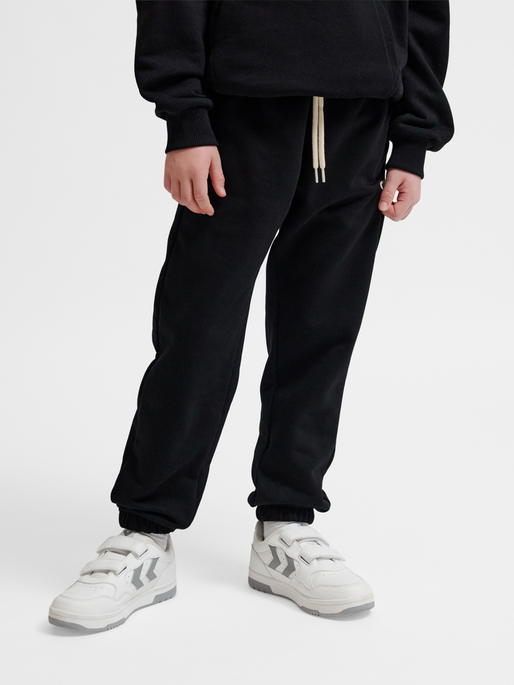 hmlJR LOOSE SWEATPANTS BEE, BLACK, model