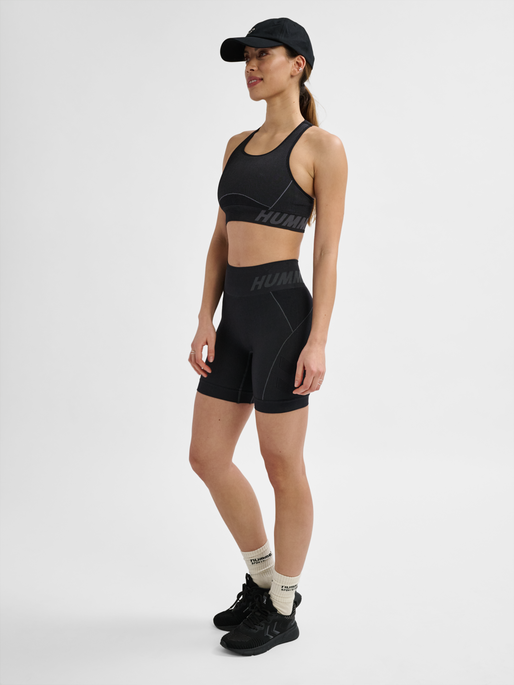 hmlTE CHRISTEL SEAMLESS SPORTS TOP, BLACK/ASPHALT MELANGE, model
