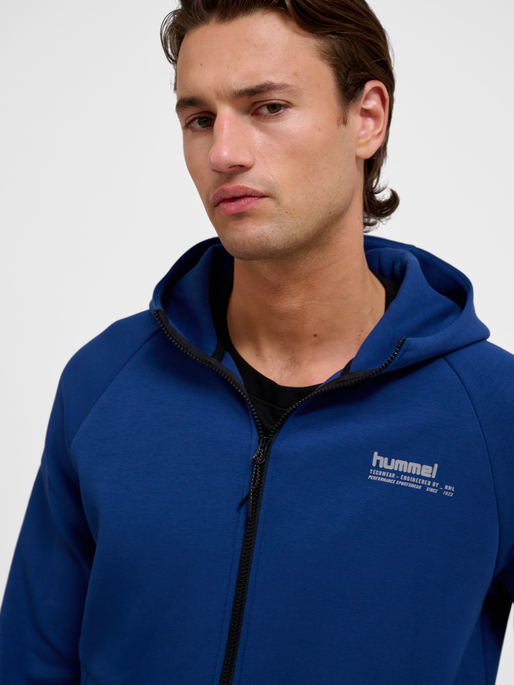 hmlTECH FLEECE REGULAR ZIP HOODIE, ESTATE BLUE, model