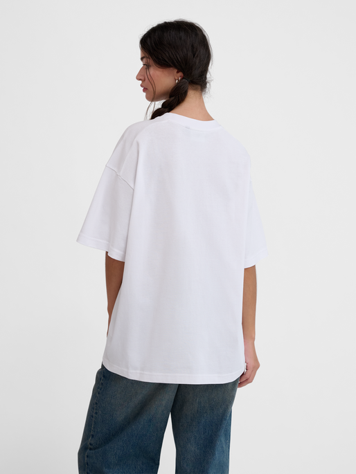 hmlLOOSE T-SHIRT S/S BEES STADIUM, WHITE/PAPRIKA, model