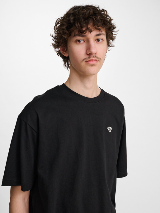 hmlLOOSE T-SHIRT BEE S/S, BLACK, model