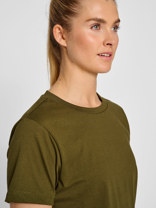 hmlRED HEAVY T-SHIRT S/S WOMAN, DARK OLIVE, model