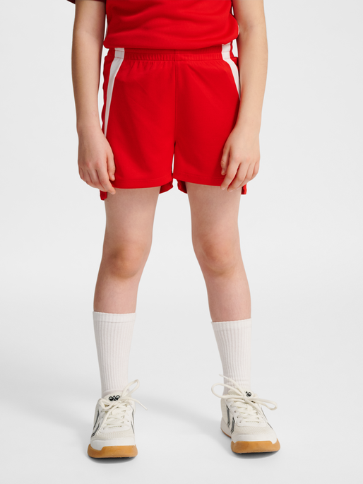 hmlLEAD 2.0 SHORTS KIDS, TRUE RED, model