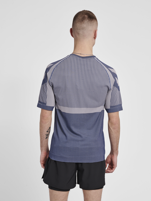 hmlMT UNIT SEAMLESS T-SHIRT, INSIGNIA BLUE/CHATEAU GRAY, model