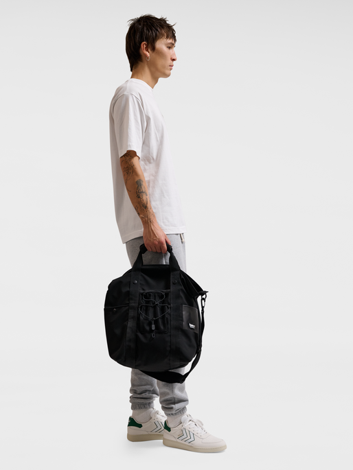 hmlTOTE BAG SPORTSWEAR, BLACK, model