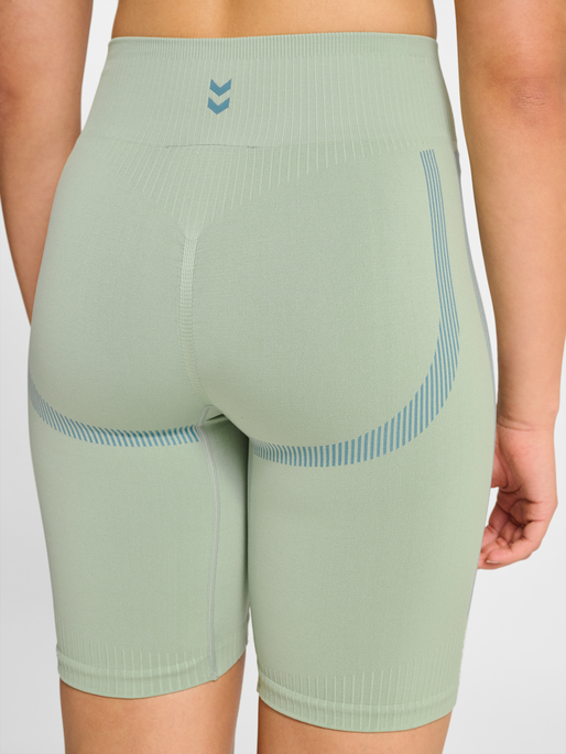 hmlHIIT SEAMLESS SHORT TIGHTS, FROSTY GREEN, model