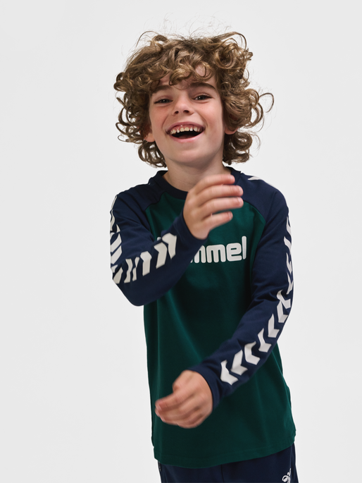 hmlBOYS T-SHIRT L/S, CAPULET OLIVE, model