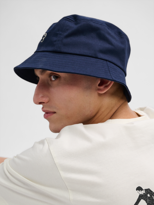 hmlBUCKET HAT BEE, DRESS BLUES, model