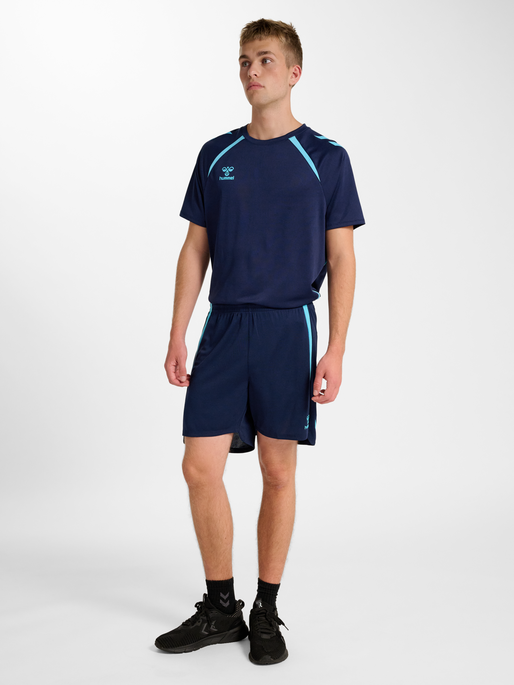 hmlLEAD 2.0 SHORTS, MARINE/BLUE FISH, model