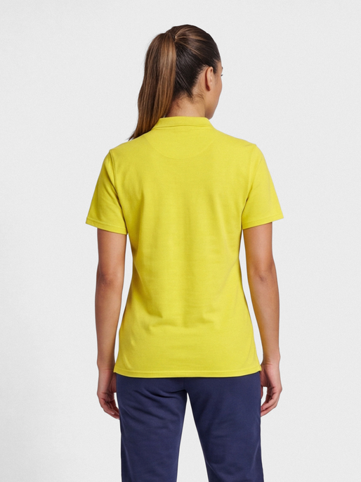 hmlGO 2.0 POLO WOMAN, BLAZING YELLOW, model