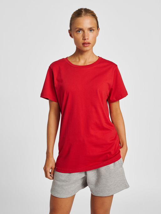 hmlRED HEAVY T-SHIRT S/S WOMAN, TANGO RED, model