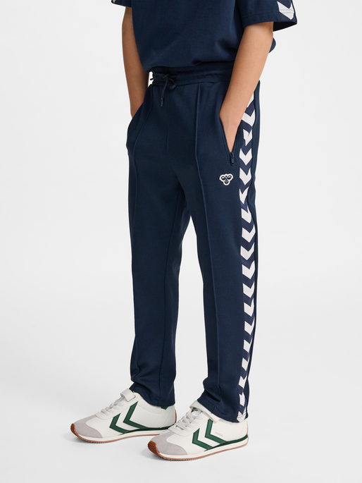 hmlJR ARCHIVE REGULAR POLY PANTS, DRESS BLUES, model