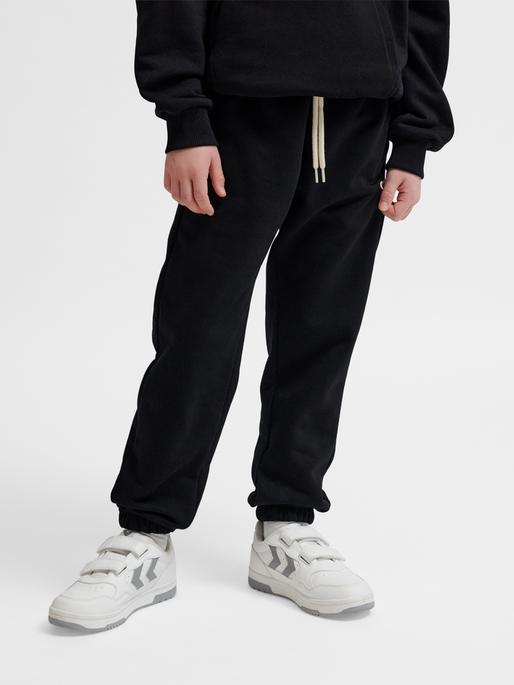 hmlJR LOOSE SWEATPANTS BEE, BLACK, model