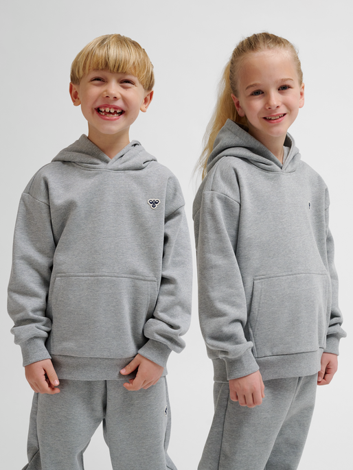 hmlJR LOOSE HOODIE BEE, GREY MELANGE, model