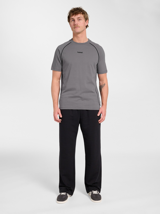 hmlPITCH REST DAY T-SHIRT S/S, CHARCOAL GRAY, model