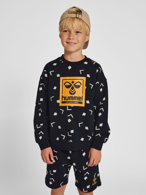 hmlELIJAH SWEATSHIRT, 2001, model