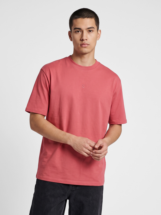 hmlPULSE PREMIUM T-SHIRT S/S, MINERAL RED, model