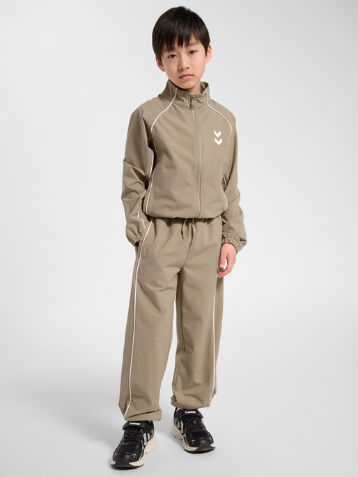 hmlJR STREET TRACKSUIT PANTS, SILVER MINK, model