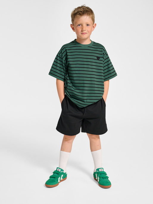 hmlJR LOOSE STRIPED T-SHIRT S/S BEE, SMOKE PINE, model