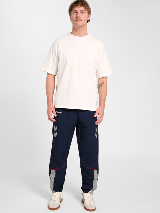 hmlWORLD 26 TRACK PANTS, DARK SAPPHIRE, model