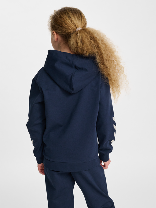 hmlJR LOGO HOODIE, DRESS BLUES, model