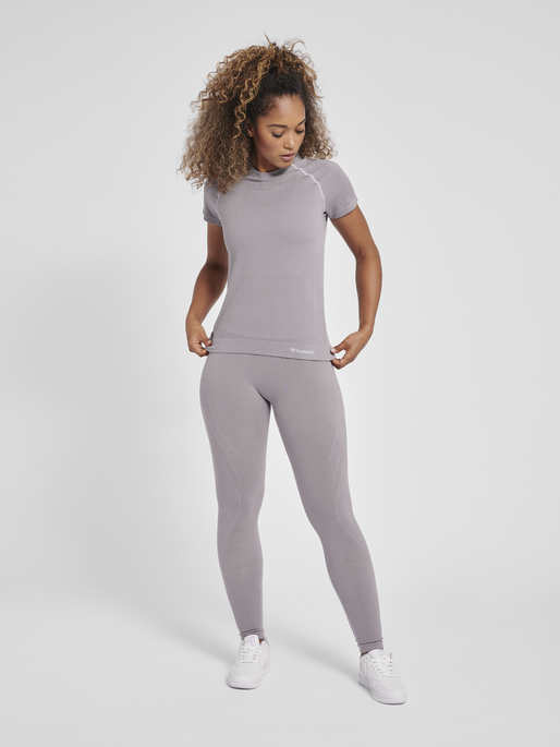 hmlMT FLOW SEAMLESS T-SHIRT, MINIMAL GRAY, model