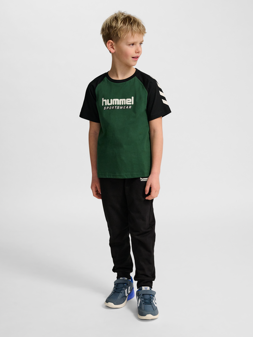 hmlJR LOGO T-SHIRT S/S, DARK GREEN, model