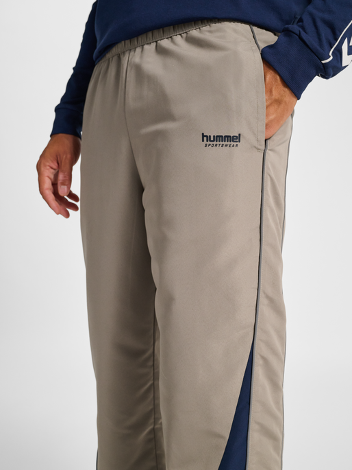 hmlLOOSE TRACK PANTS TOPSCORER, ROCK RIDGE/DRESS BLUES, model