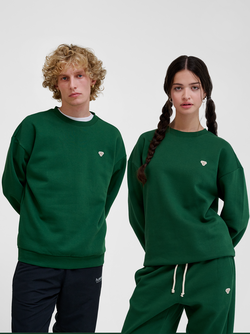 hmlLOOSE CREWNECK BEE, EDEN, model