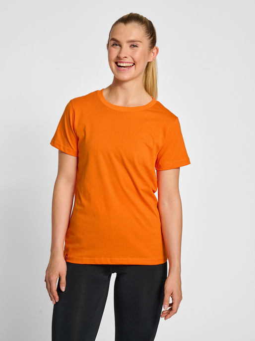 hmlRED HEAVY T-SHIRT S/S WOMAN, ORANGE TIGER, model
