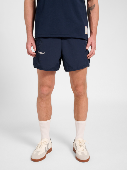 hmlWORLD 26 TRACK SHORTS, DARK SAPPHIRE, model