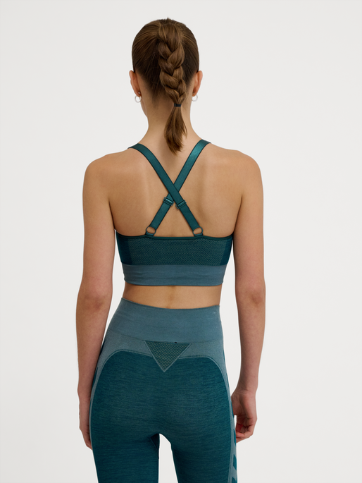 hmlCLEA SEAMLESS  SPORTS TOP, DARK SEA, model