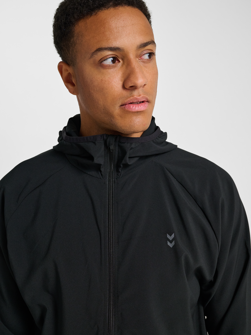 hmlPULSE WINDBREAKER JACKET, BLACK, model