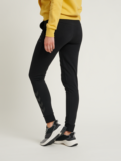 hmlNONI TAPERED PANTS, 2001, model