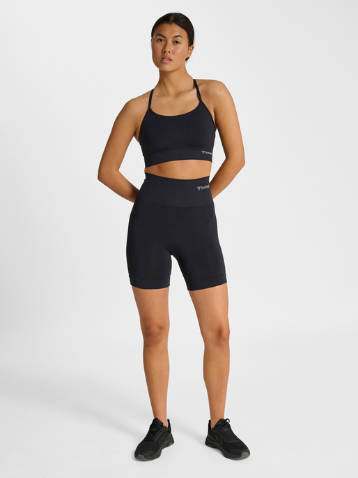 hmlTIF SEAMLESS SHORTS, BLACK, model